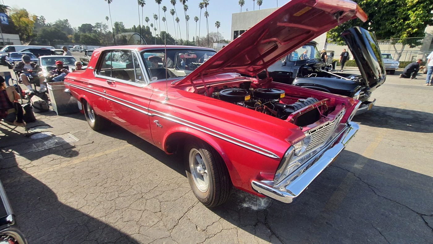 Czerwony Plymouth Savoy 1963 z otwartą maską