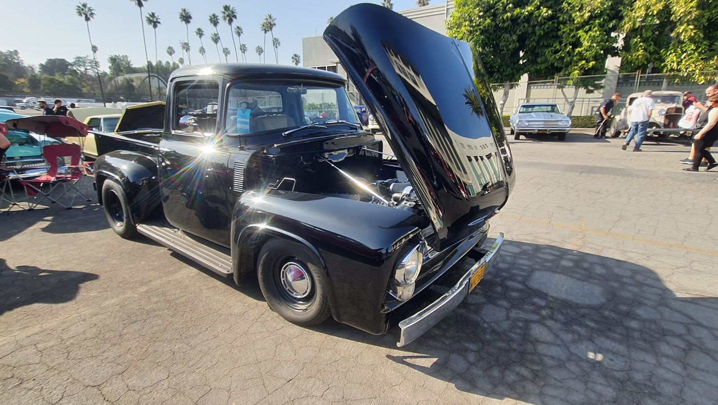 Czarny Ford F-100 1955 z otwartą maską