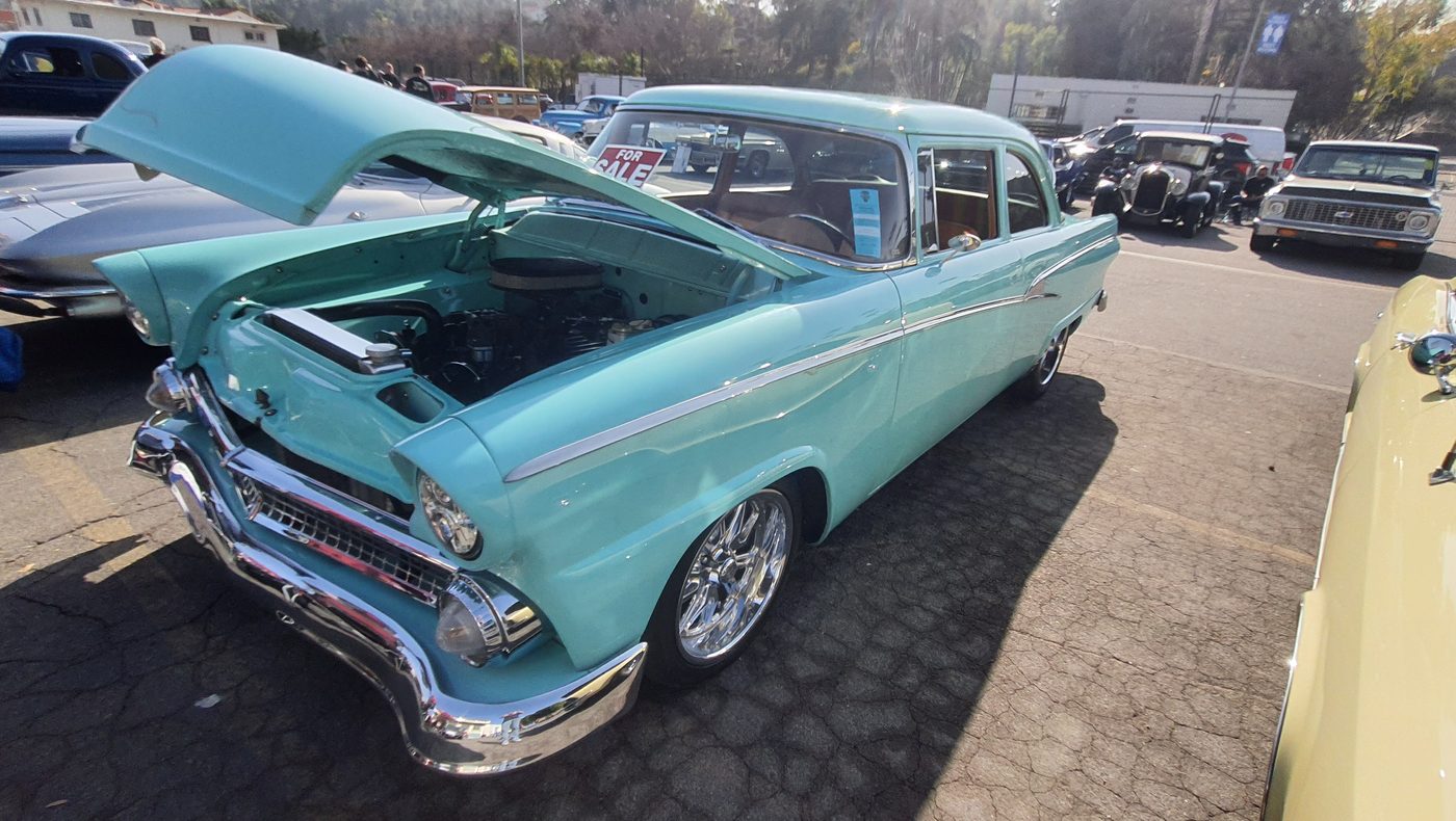 Turkusowy Ford Fairlane 1955 z otwartą maską