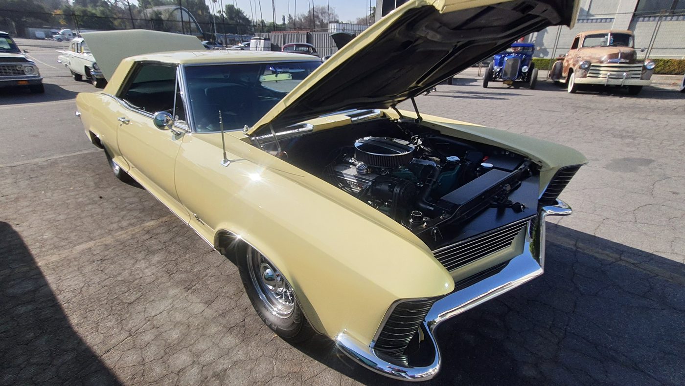 Kremowy Buick Riviera 1965 z otwartą maską