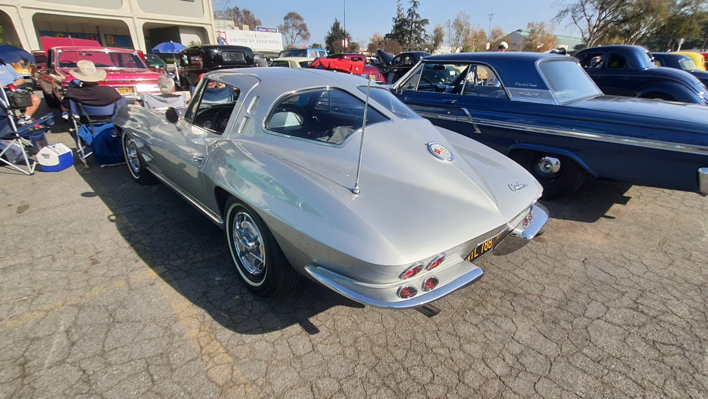 Srebrny Chevrolet Corvette Sting Ray 1963 split window