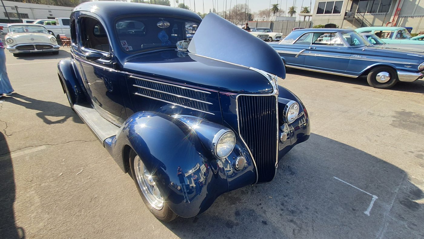 Granatowy Ford 5-window coupe 1936 z silnikiem LS