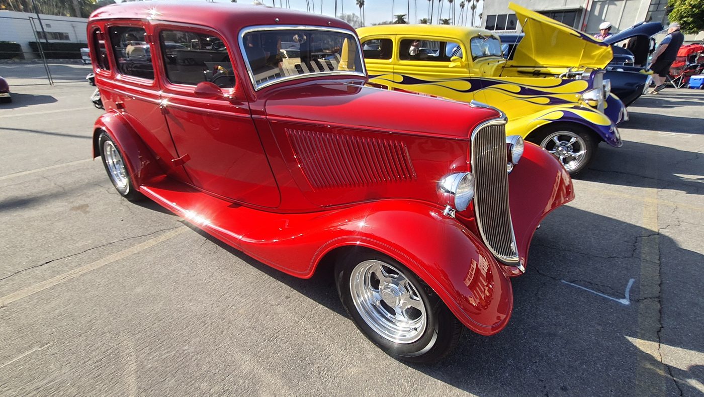 Czerwony Ford Tudor sedan 1934