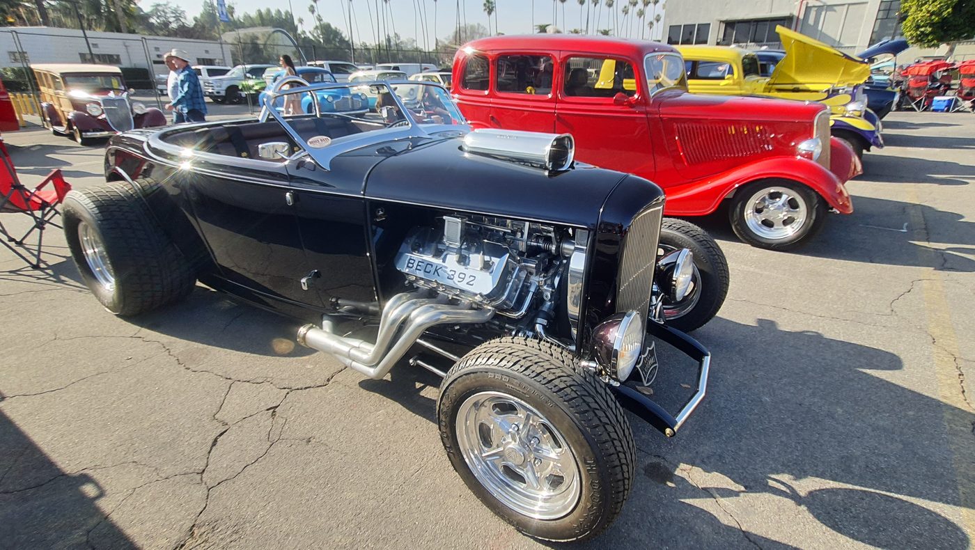 Czarny Ford roadster 1932 z chromowanym silnikiem i bocznymi rurami