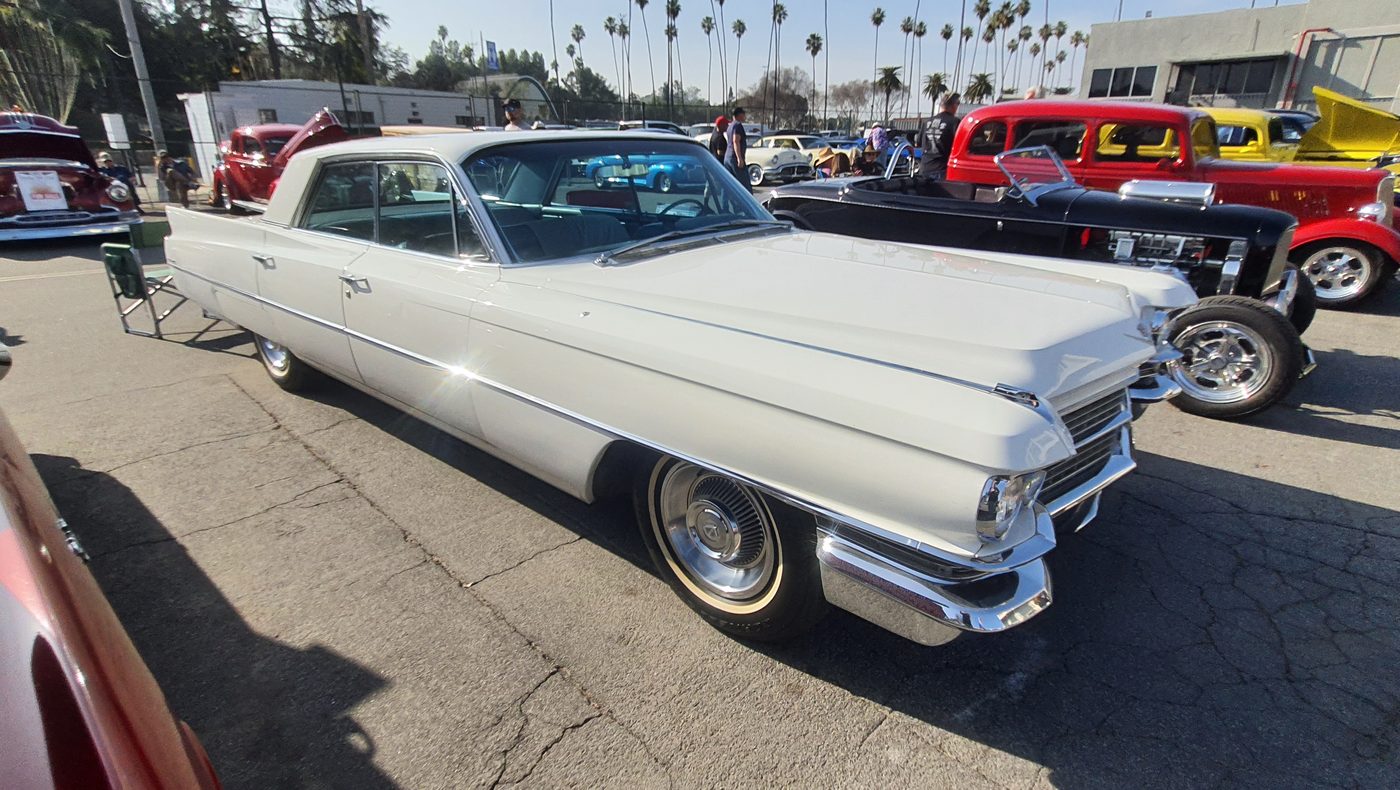 Biały Cadillac Coupe DeVille 1963