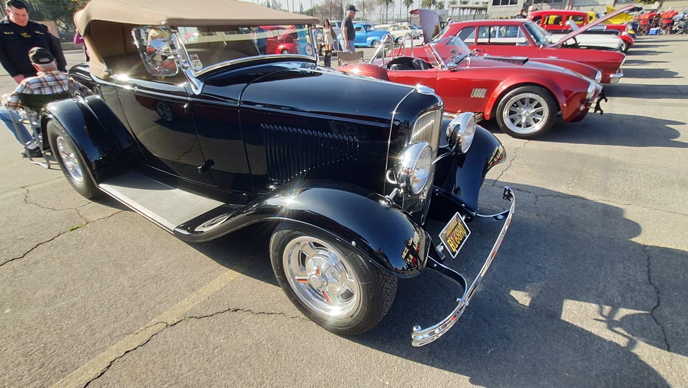 Czarny Ford roadster 1932 z beżowym dachem