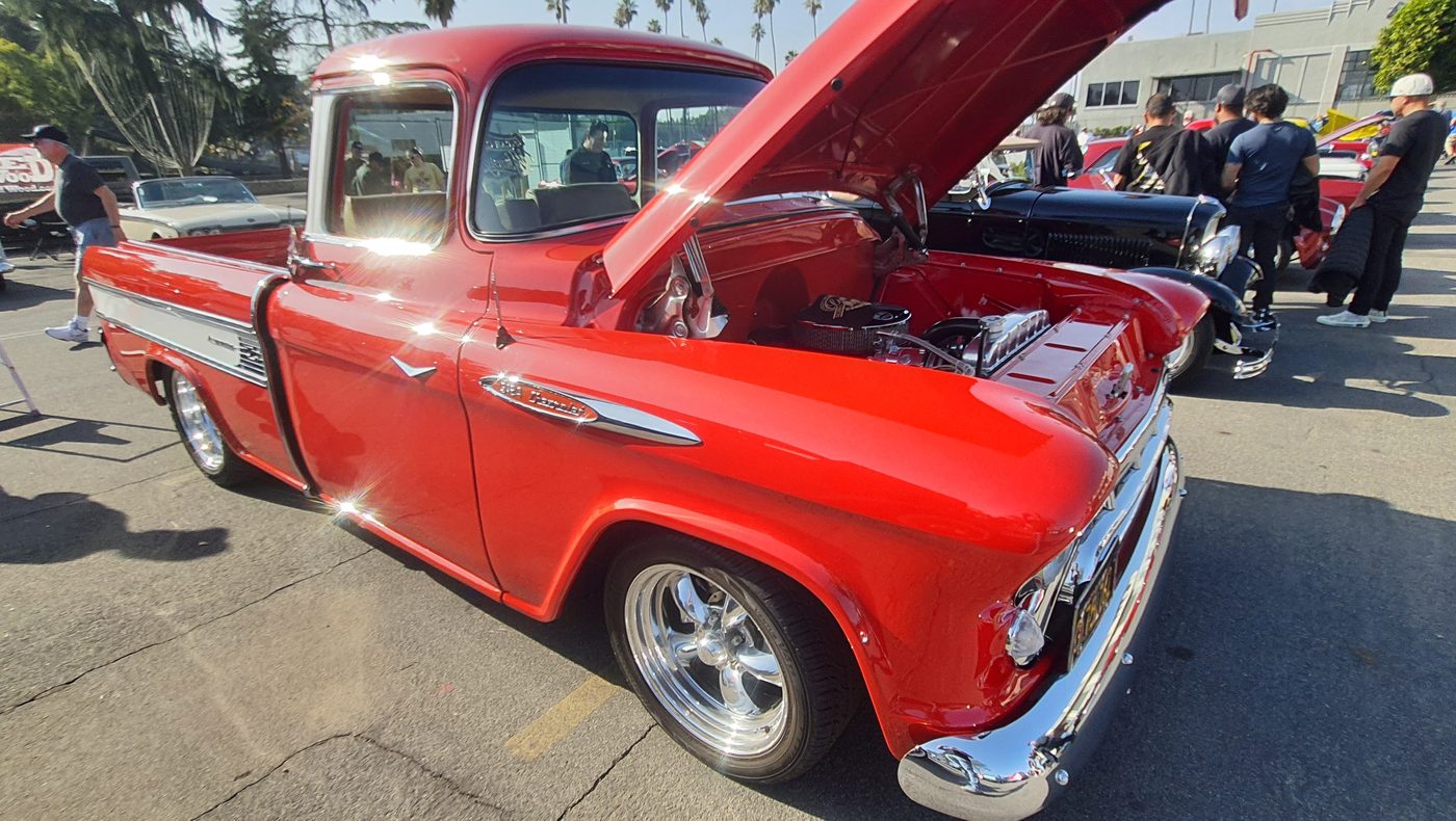 Czerwony Chevrolet 3100 fleetside 1957 z otwartą maską