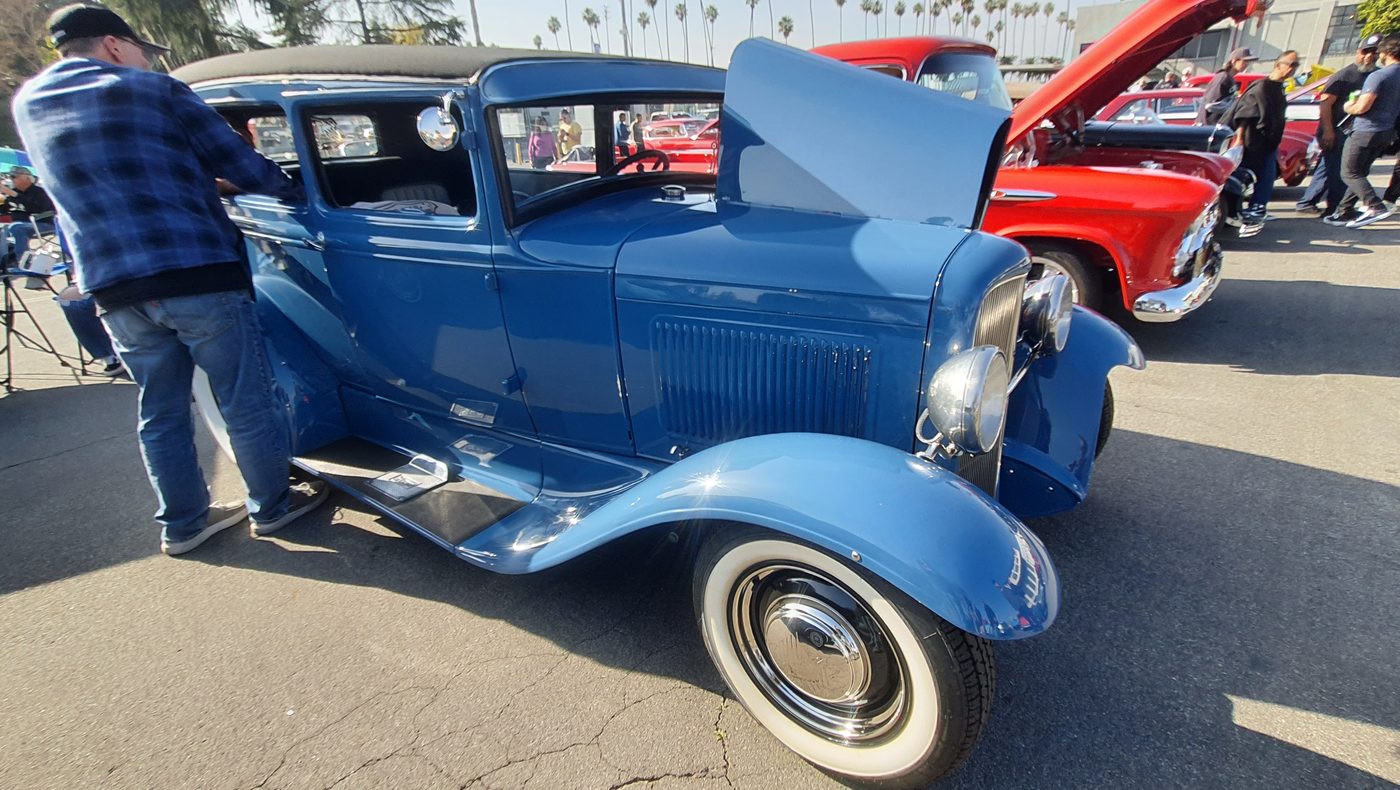Niebieski Ford Model A Tudor sedan 1931 z otwartą maską