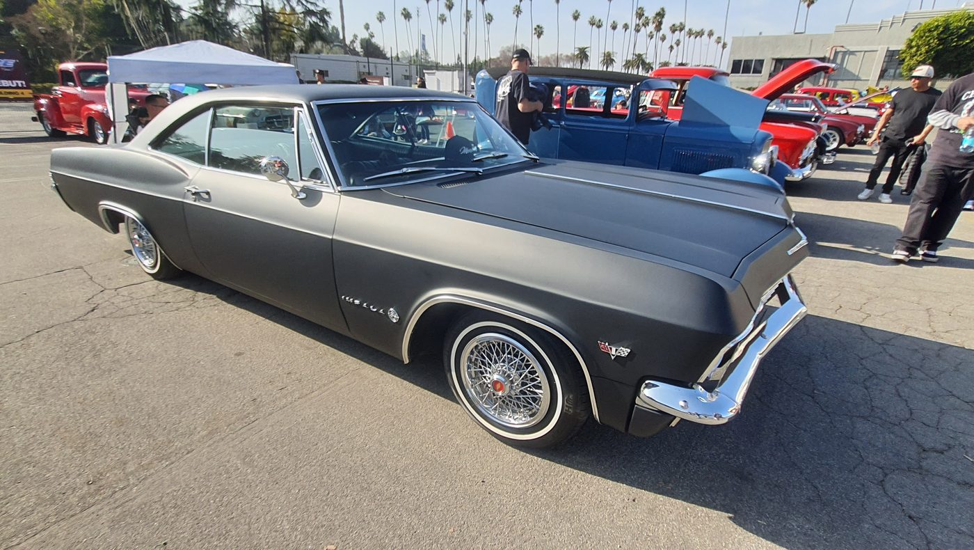 Satynowo-czarny Chevrolet Impala 1965 z otwartą maską