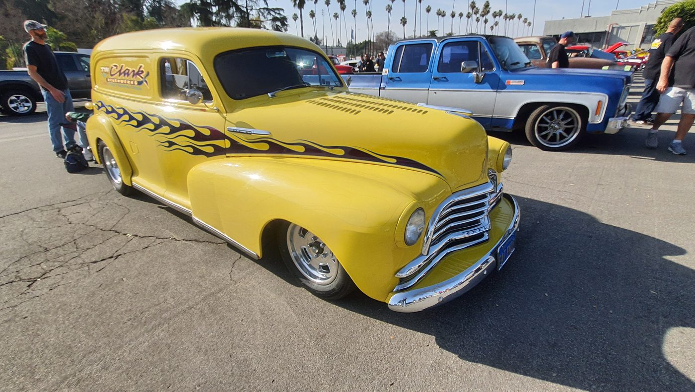 Żółty Chevrolet sedan delivery 1948 z czarnymi płomieniami