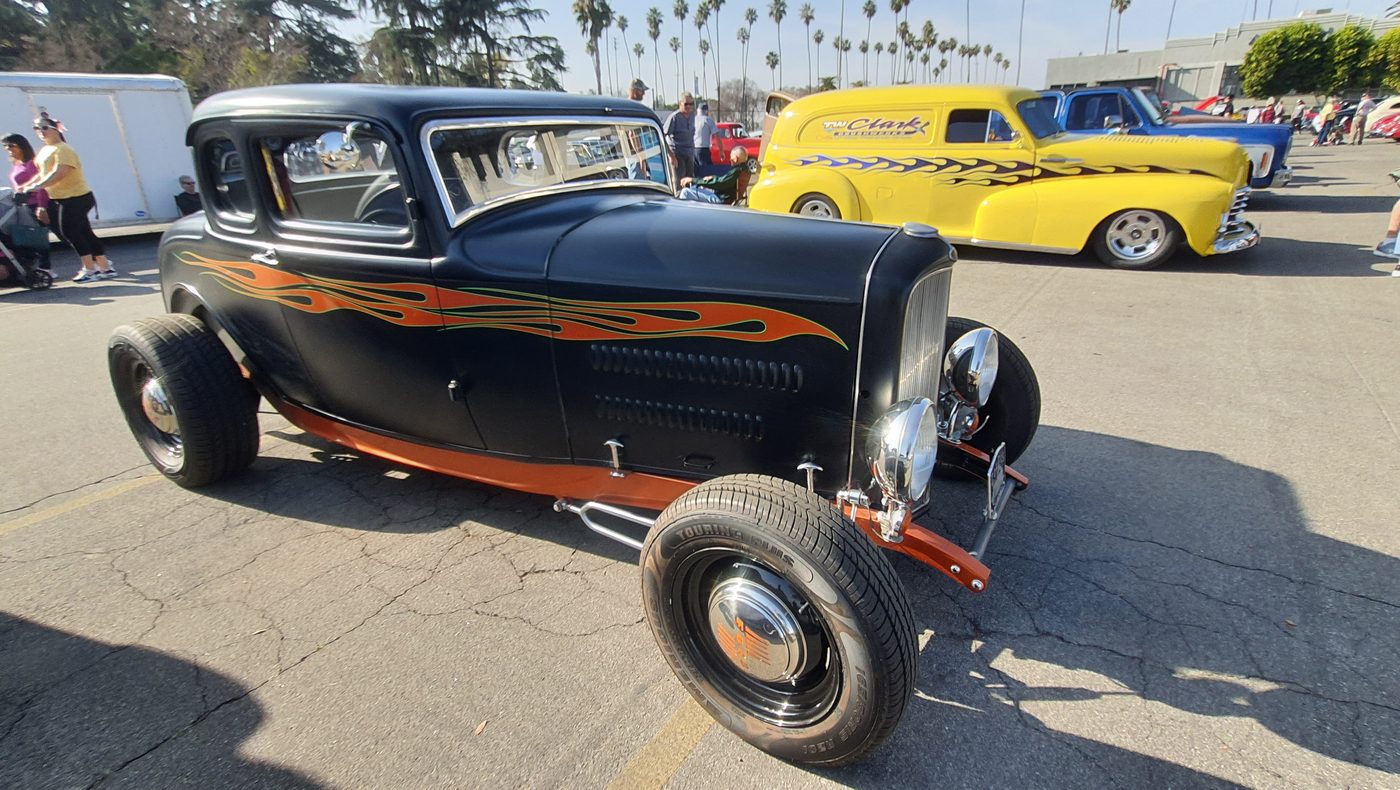 Czarny Ford 5-window coupe 1932 w pomarańczowych płomieniach
