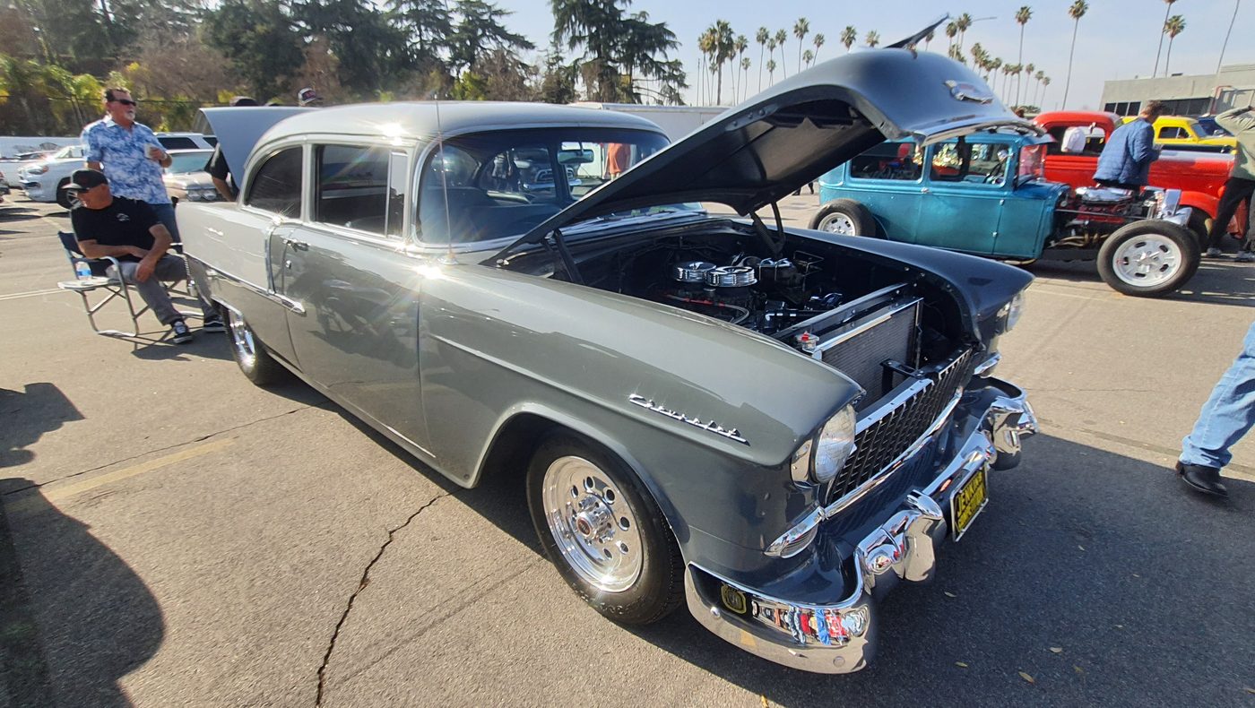 Szary Chevrolet 210 1955 z otwartą maską