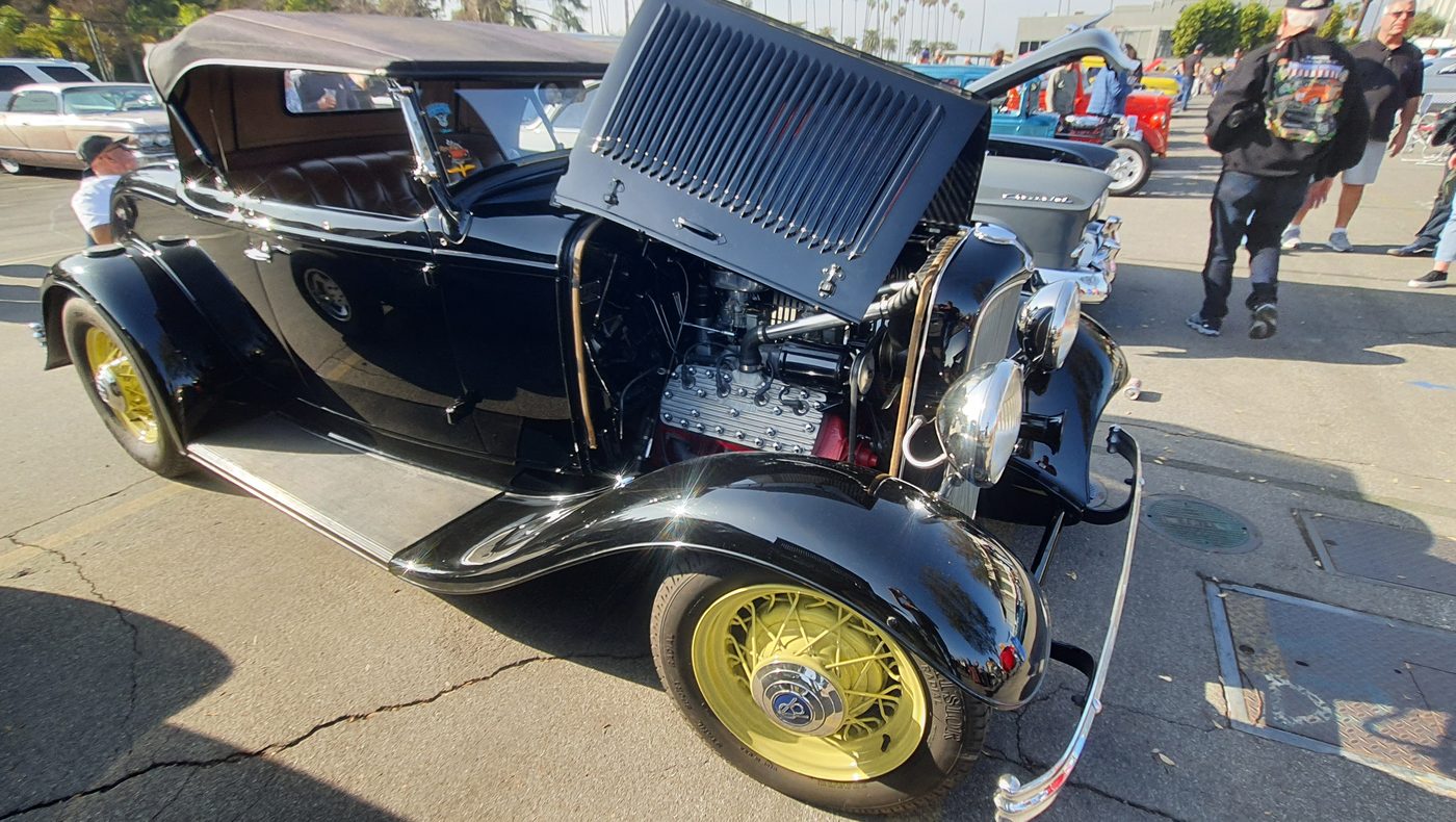 Czarny Ford roadster 1932 w błotnikach na żółtych drucianych kołach