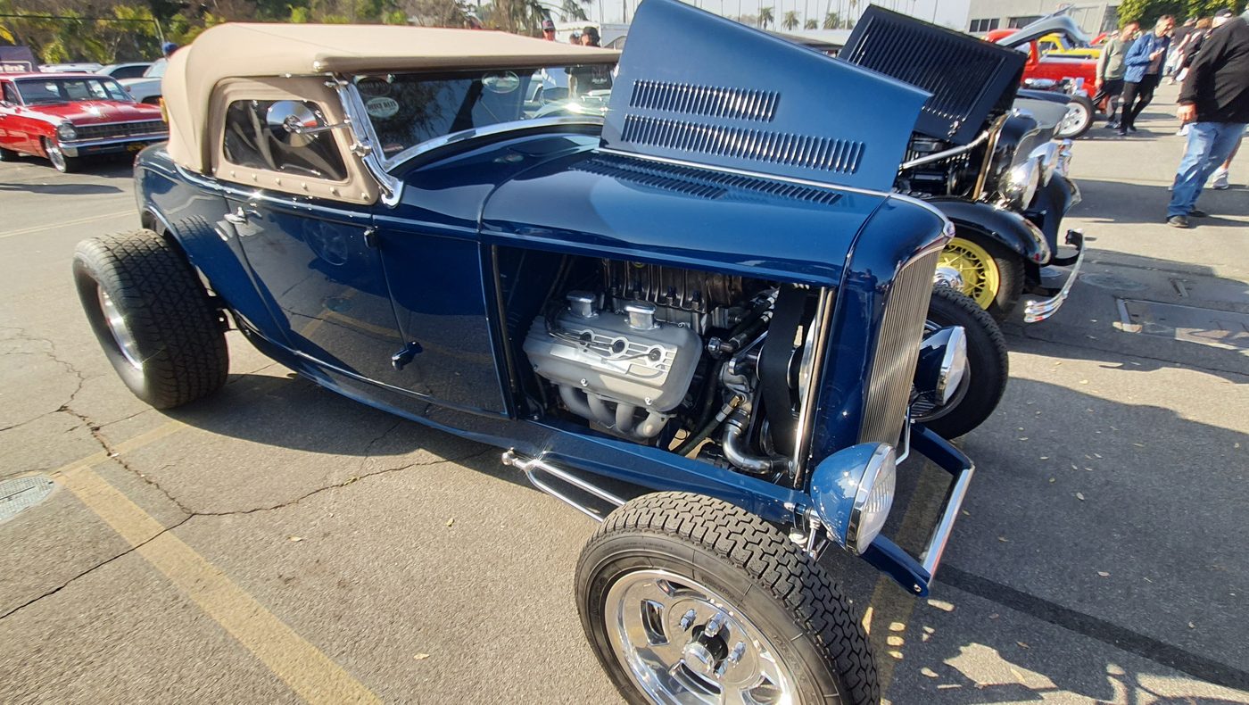 Granatowy Ford roadster 1932 z beżowym dachem i otwartą maską