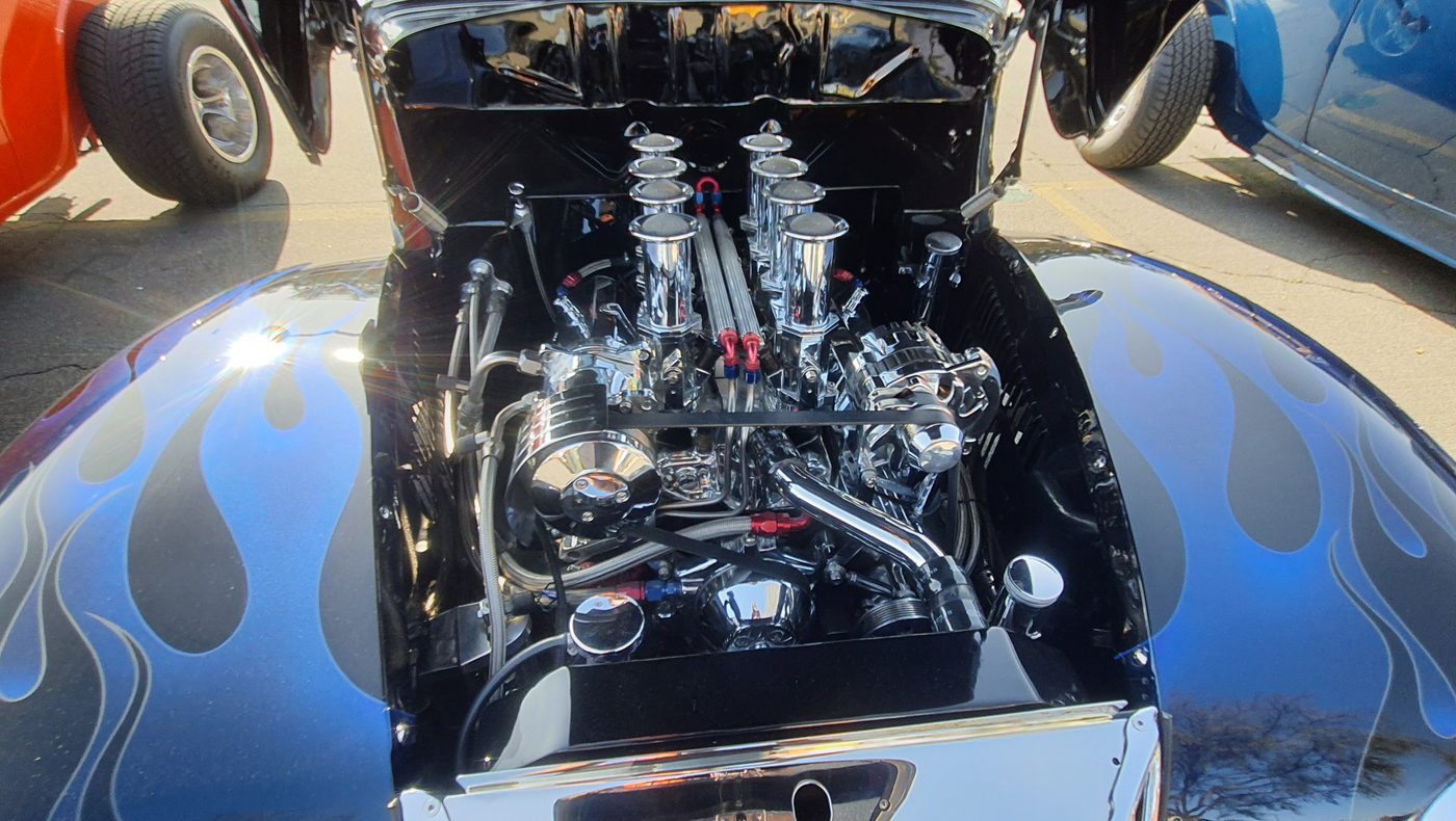 Granatowy Ford Deluxe coupe 1940 z ghost flames i wtryskiem Hilborn – zdjęcie 2