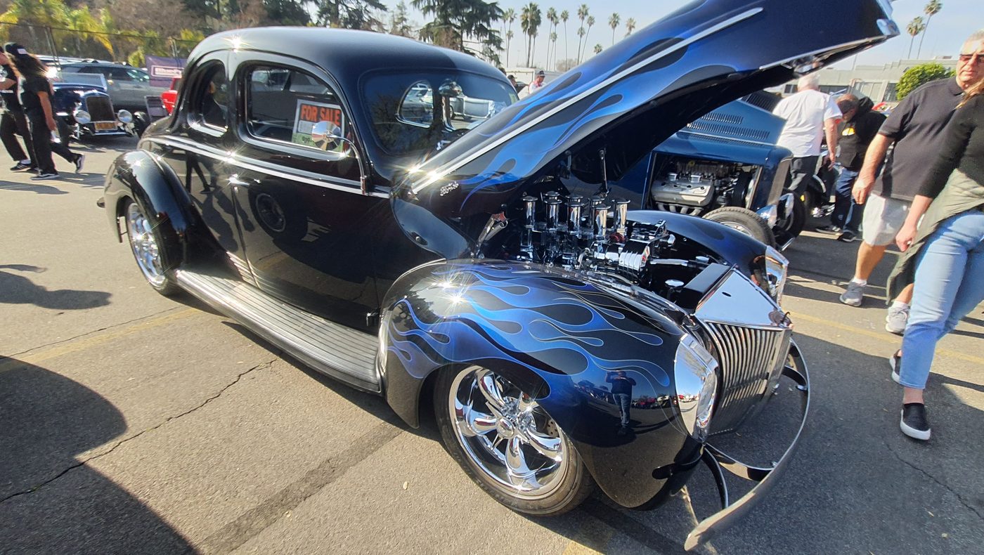 Granatowy Ford Deluxe coupe 1940 z ghost flames i wtryskiem Hilborn