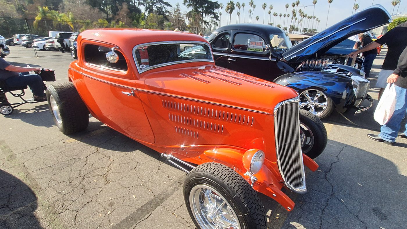 Pomarańczowy Ford 3-window coupe 1934 chopped z żaluzjami