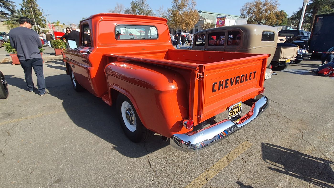 Czerwony Chevrolet 3100 stepside 1958 od tyłu