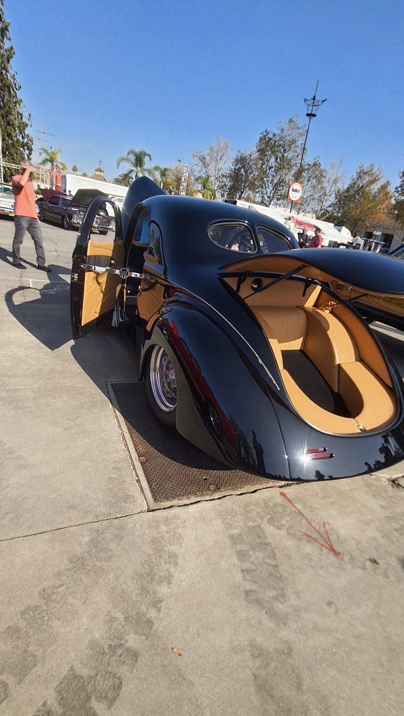 Czarny Willys coupe 1941 z uchylną maską i kompresorem – zdjęcie 3