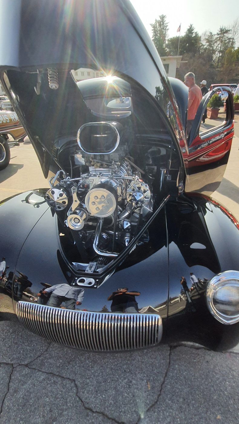Czarny Willys coupe 1941 z uchylną maską i kompresorem – zdjęcie 2