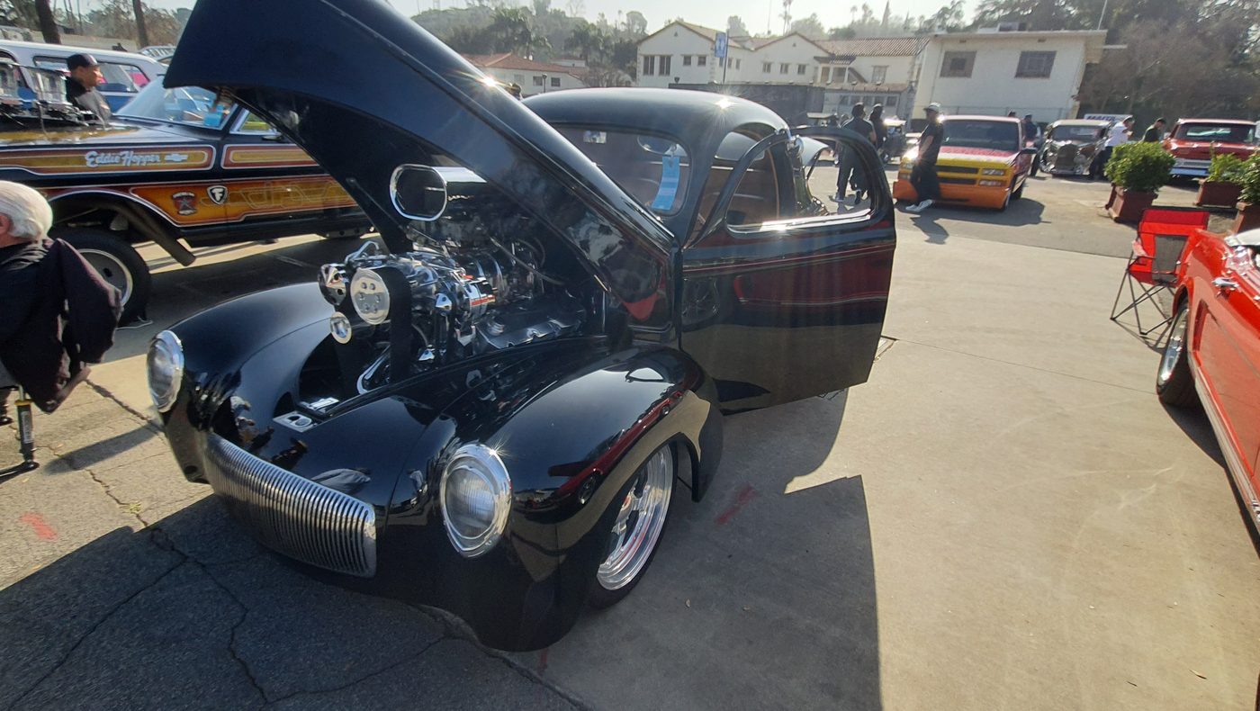 Czarny Willys coupe 1941 z uchylną maską i kompresorem