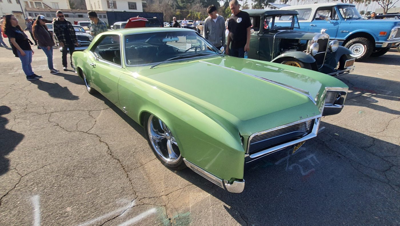 Jasnozielony Buick Riviera 1967