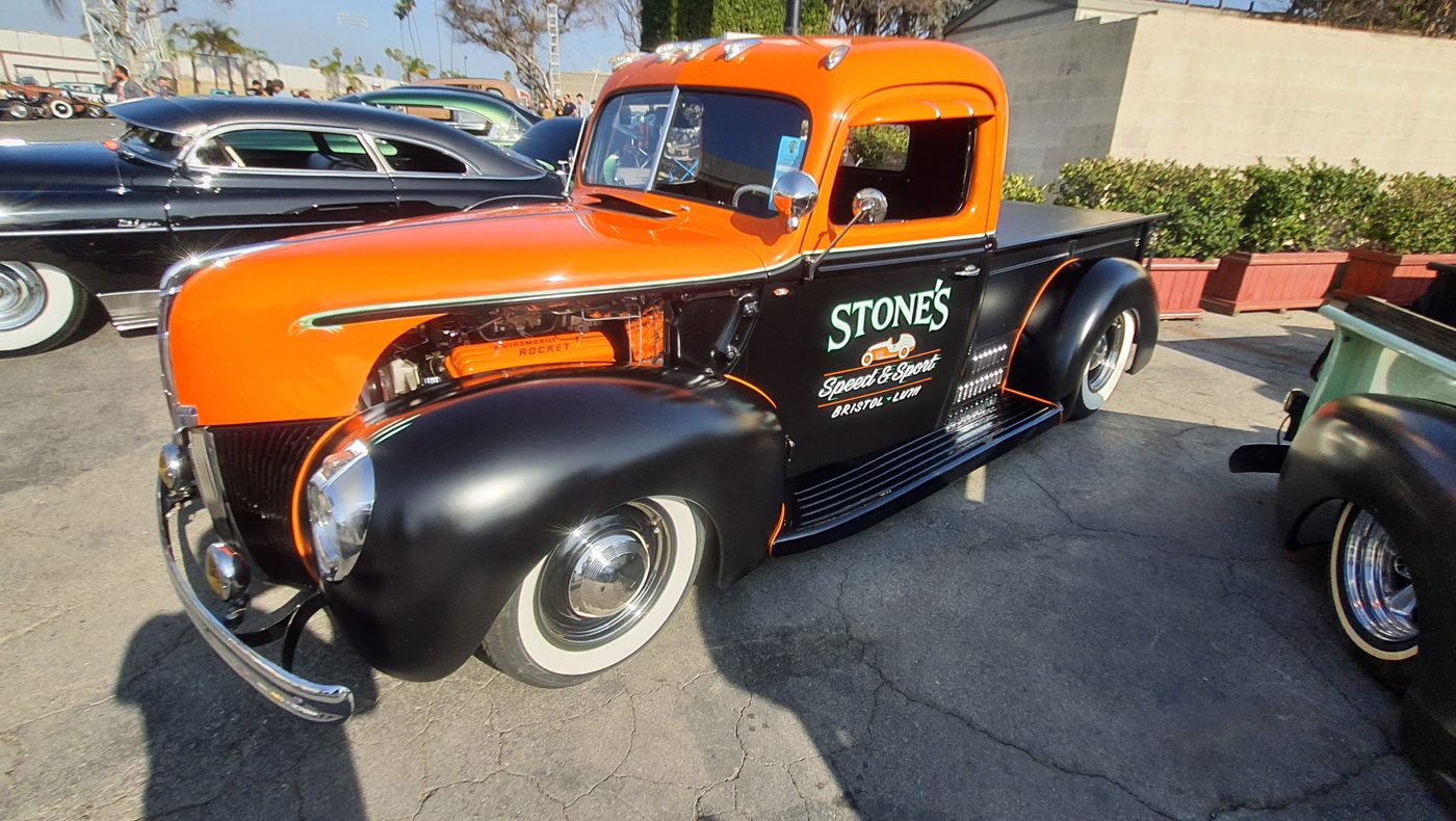 Pomarańczowo-czarny Ford pickup 1941 z napisem warsztatu