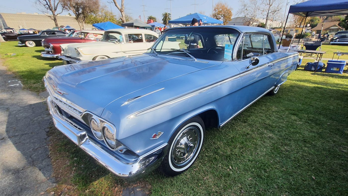 Błękitny Chevrolet Impala 1962