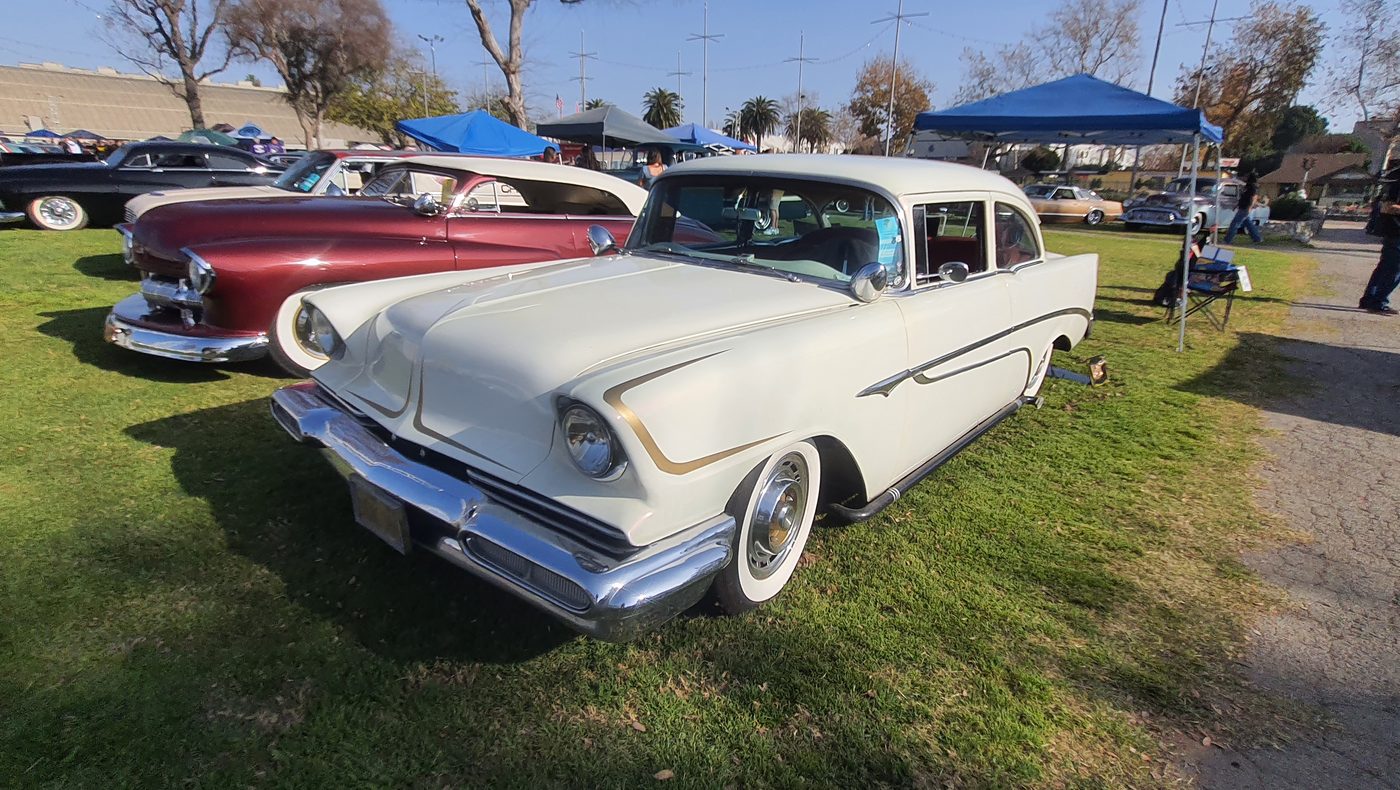 Biały Chevrolet 210 1956 mild kustom
