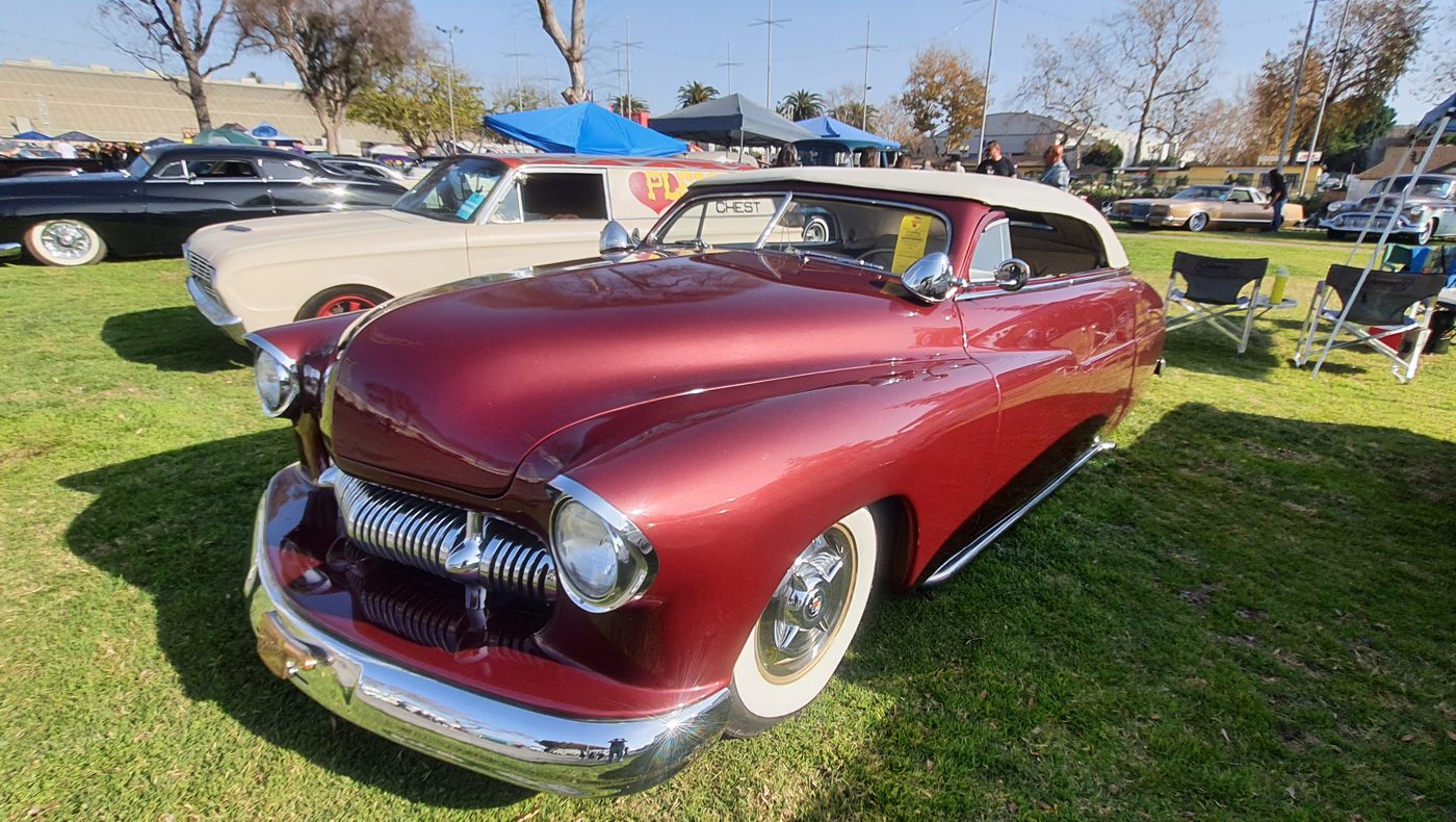 Bordowy Mercury 1950 chopped z białym dachem