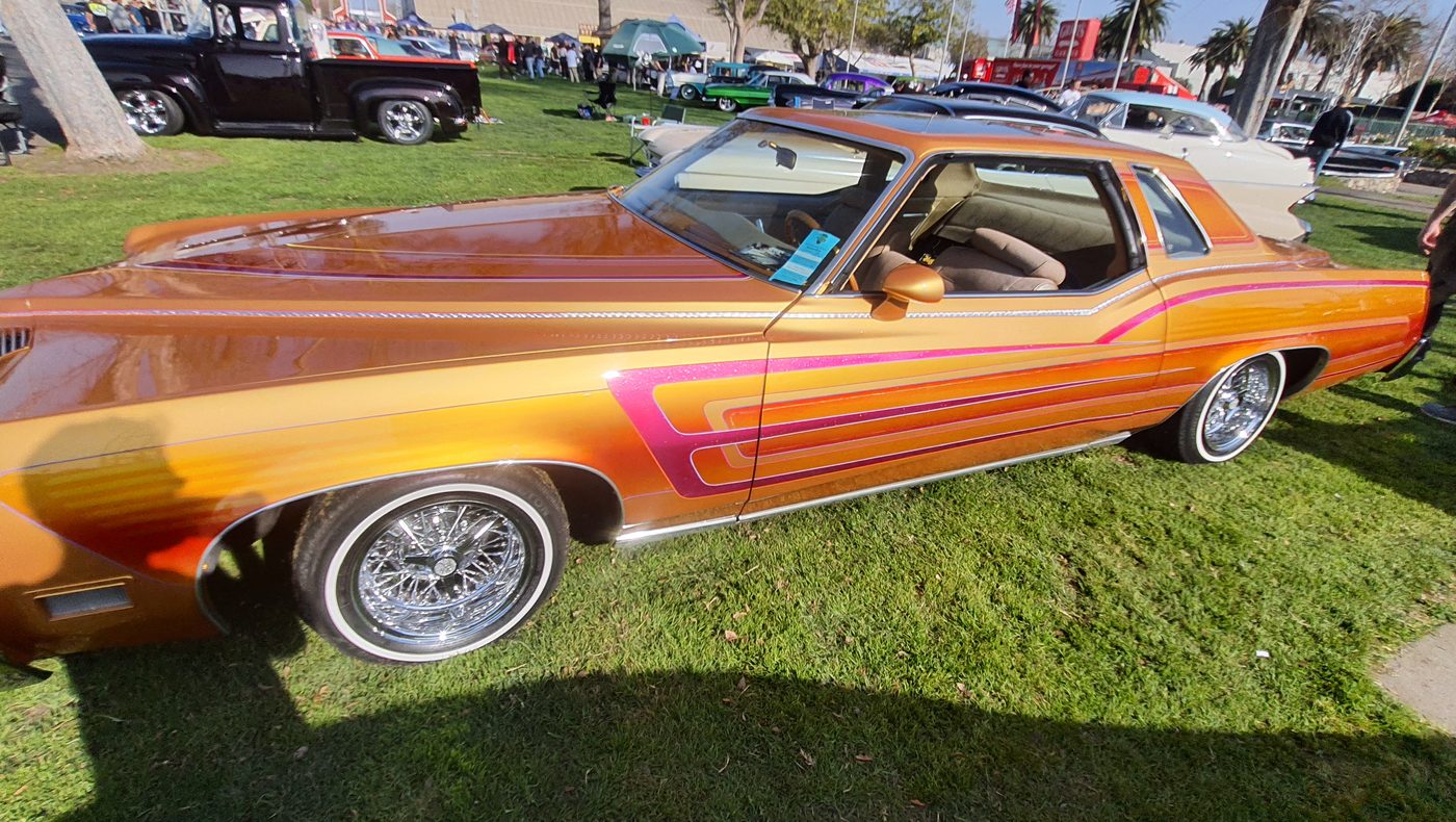 Złoto-pomarańczowy Chevrolet Monte Carlo 1979 lowrider