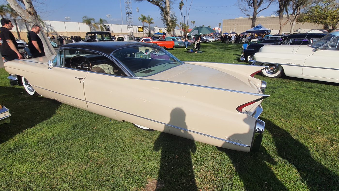 Kremowy Cadillac Coupe DeVille 1959 obniżony
