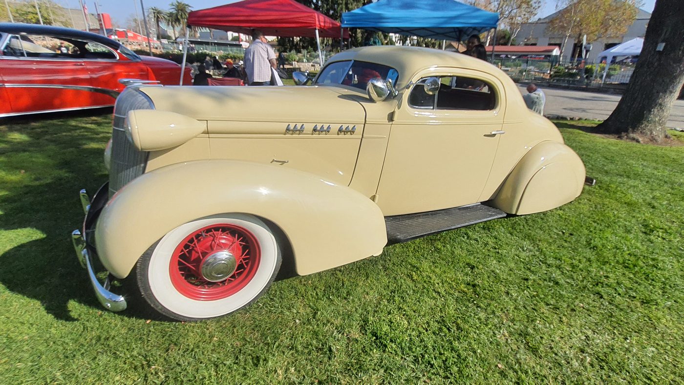Kremowy Buick Special coupe 1936