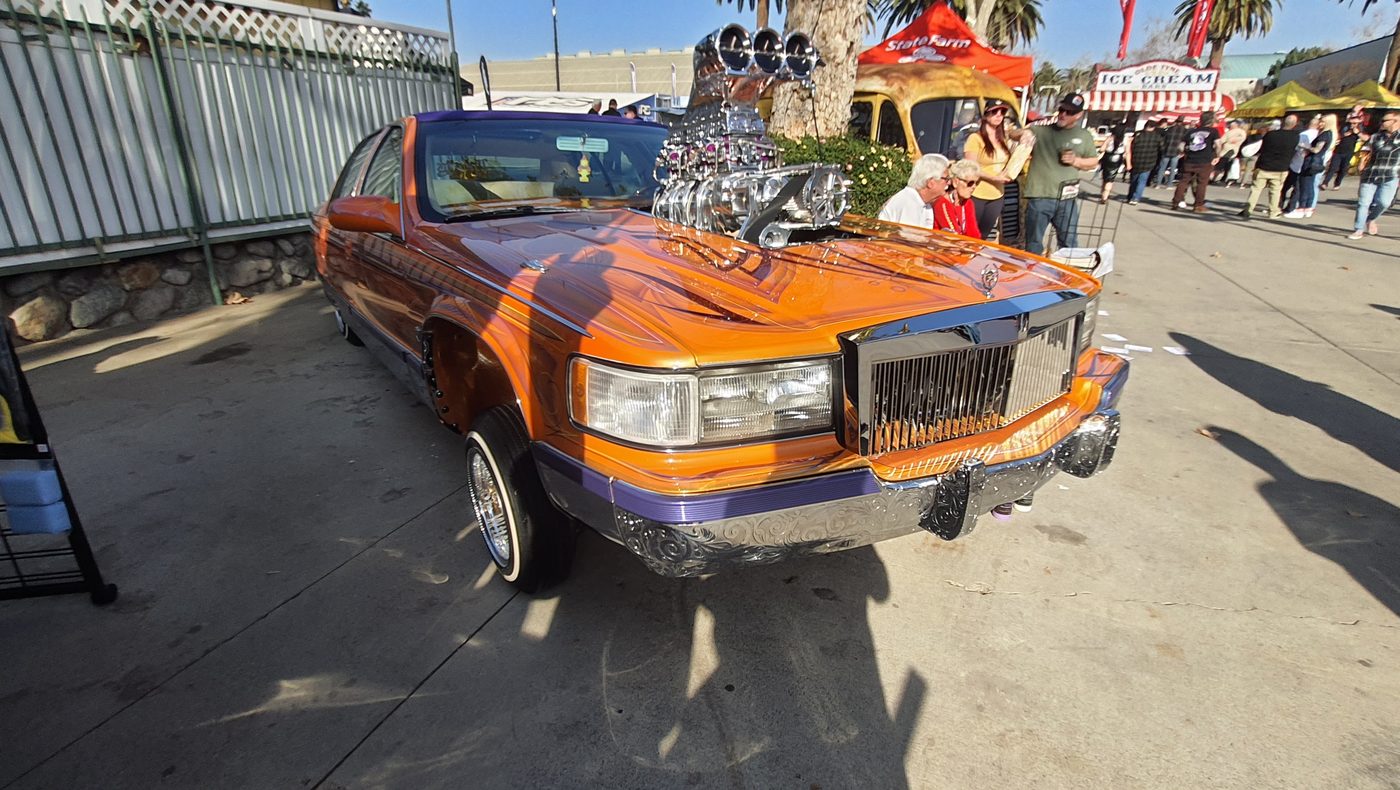 Pomarańczowo-fioletowy Cadillac Fleetwood Brougham lowrider z kompresorem