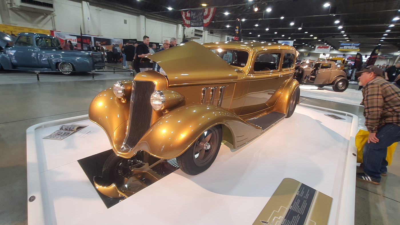 Złoty Ford Tudor sedan 1934 na hali wystawowej