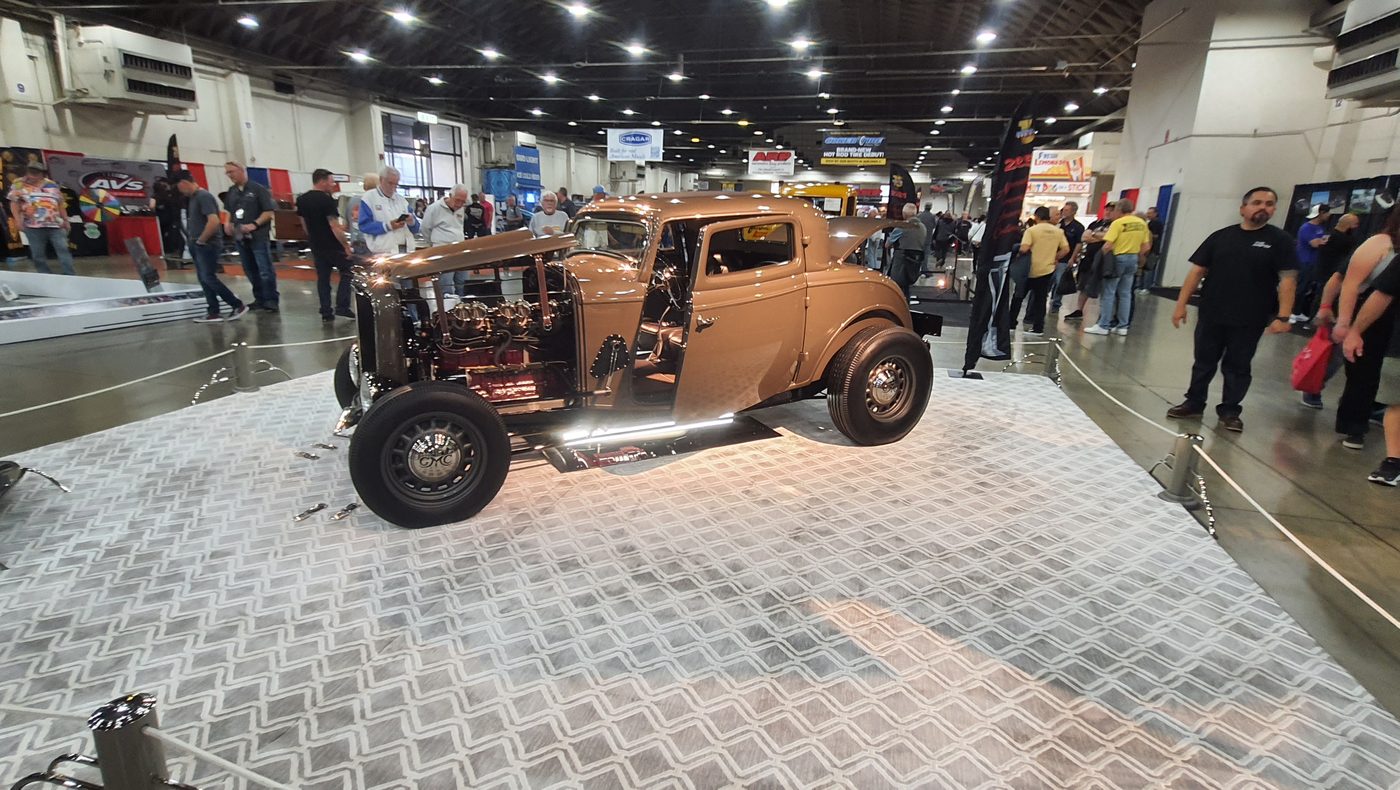 Miedziany Ford 3-window coupe 1932 w hali wystawowej