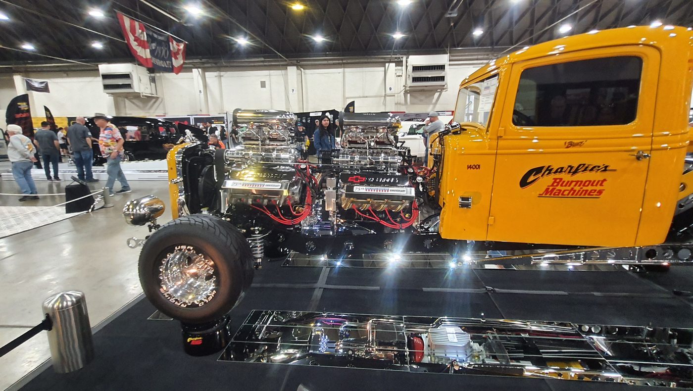 Żółta ciężarówka z dwoma silnikami i kompresorami Burnout Machine
