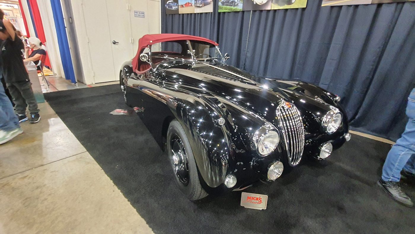 Czarny Jaguar XK120 roadster z czerwonym dachem