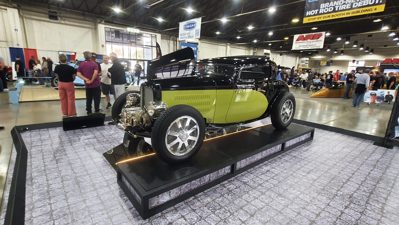 Czarno-limonkowy Ford 5-window coupe 1932 na podeście
