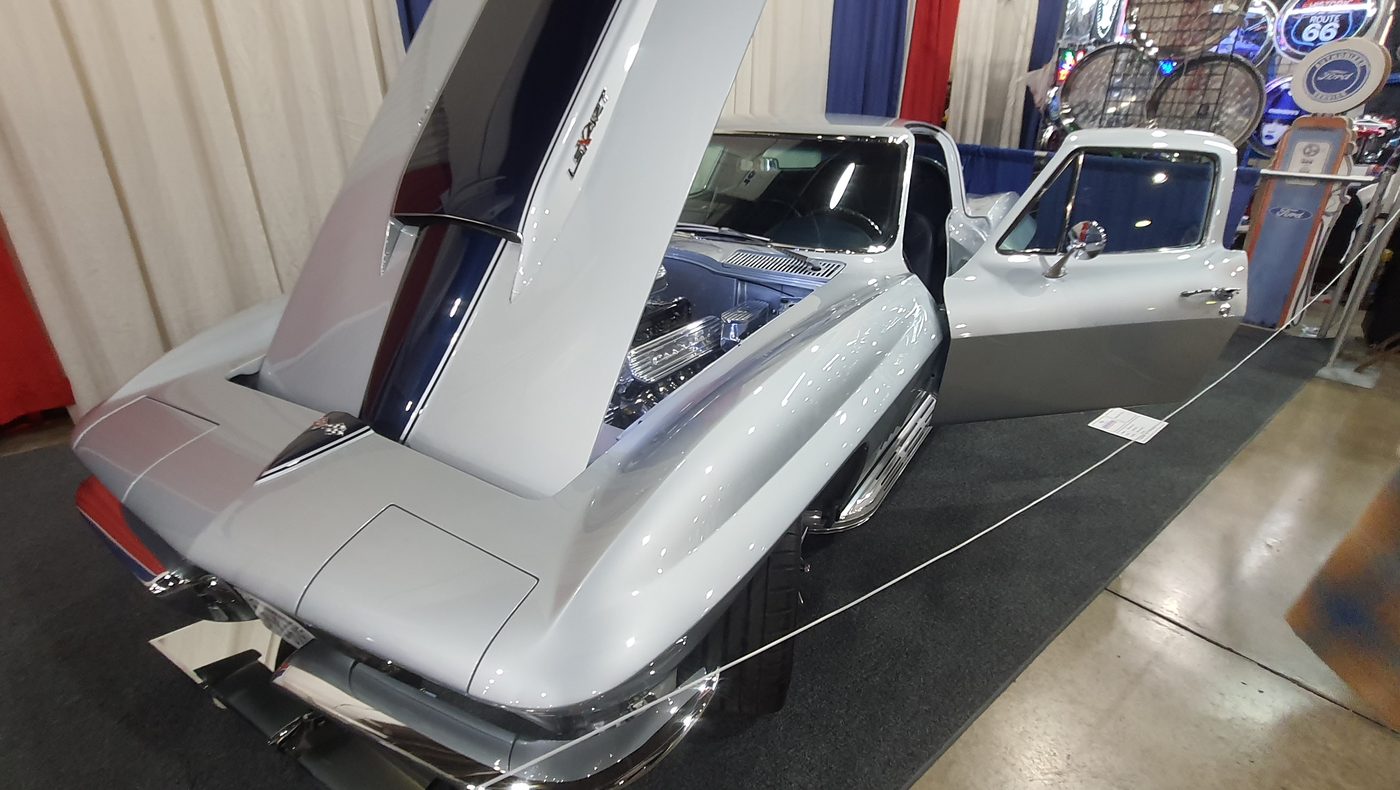Srebrna Chevrolet Corvette Sting Ray C2 z otwartą maską w hali