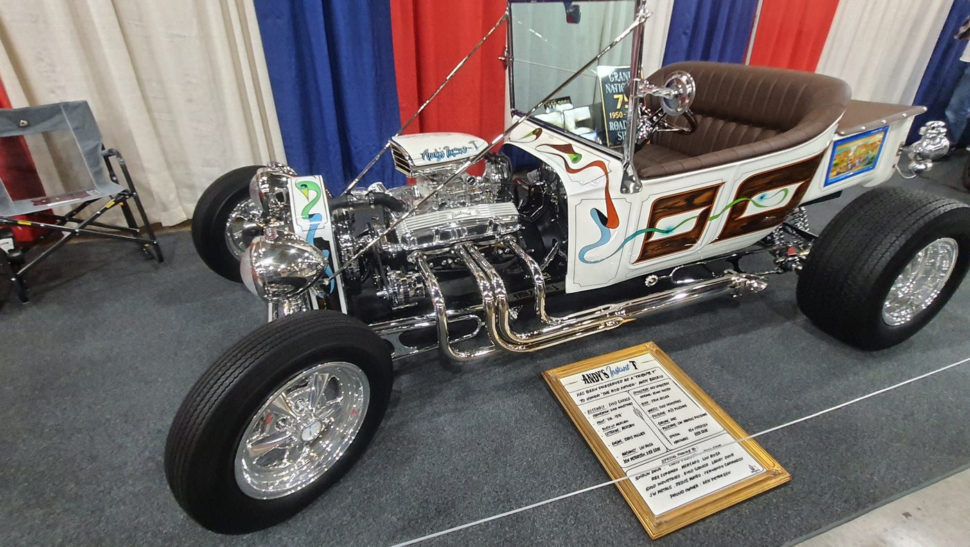 Biały Ford Model T bucket z kompresorem show rod