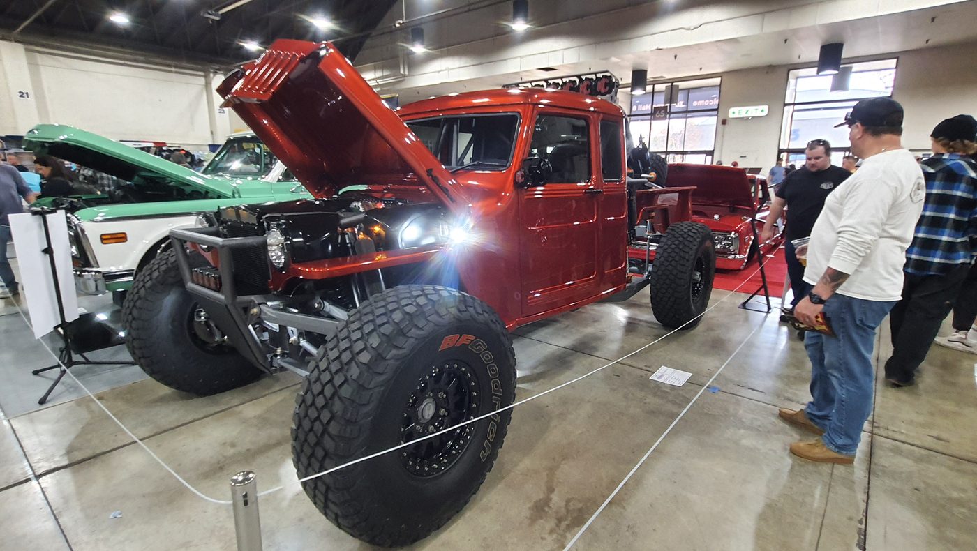 Czerwony Dodge Power Wagon crew cab z lat 70. w hali