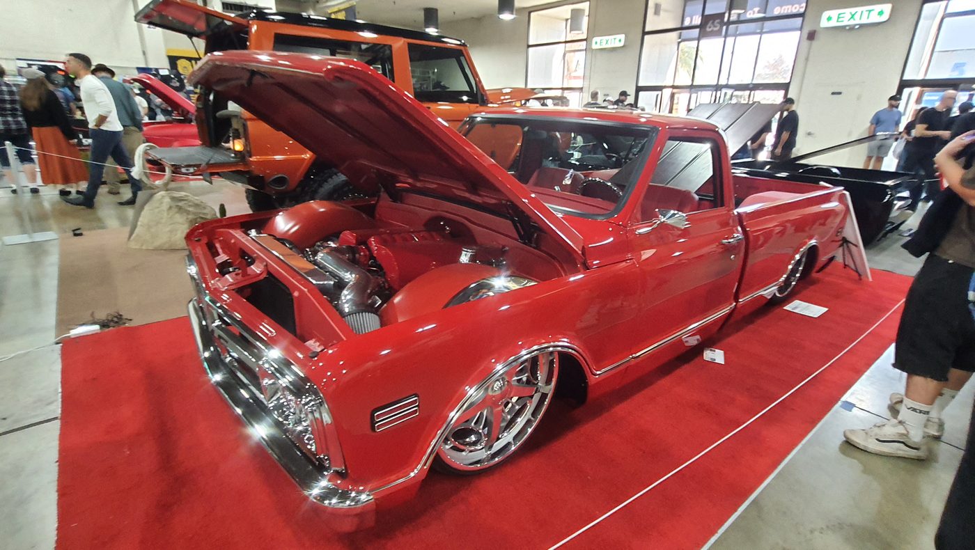 Czerwony Chevrolet C10 1968 restomod w hali
