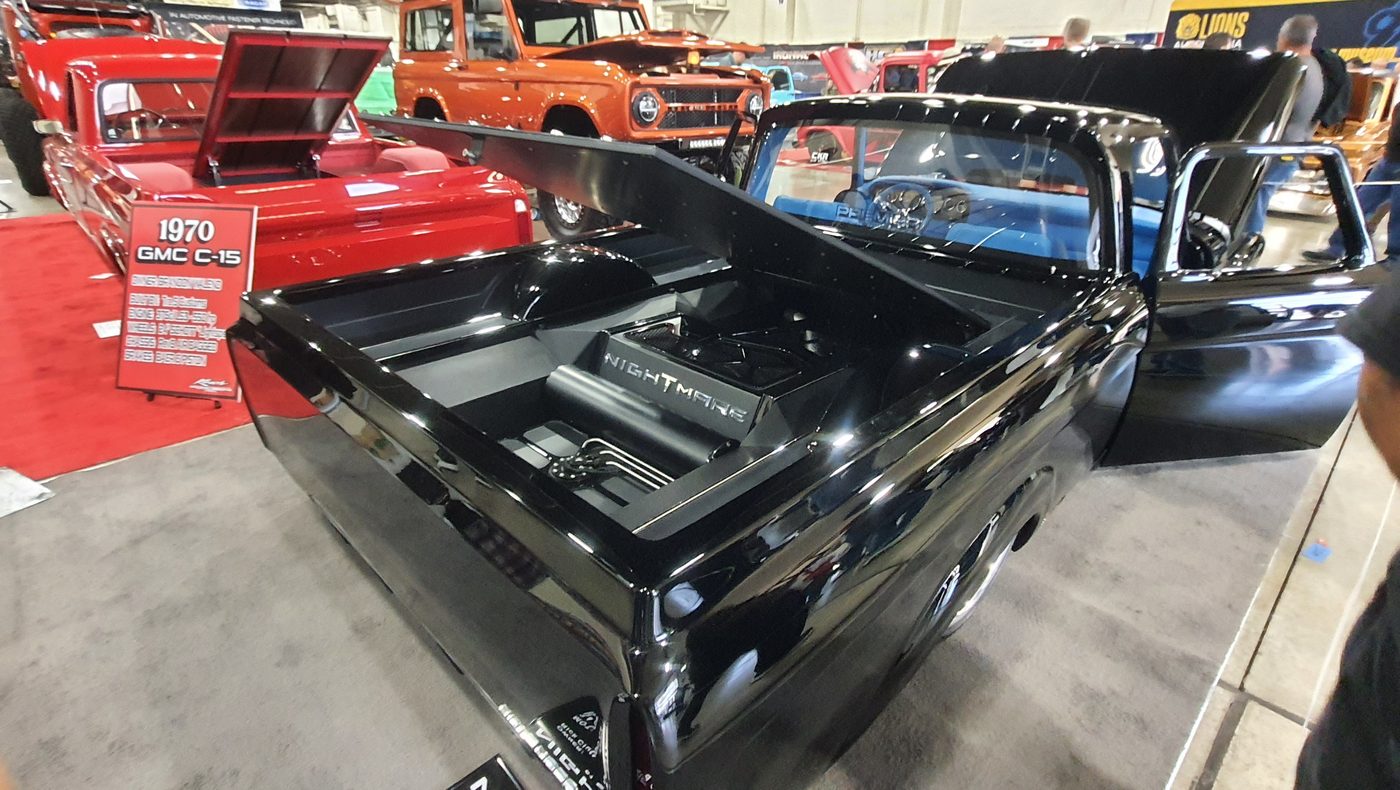 Czarny GMC C15 1970 restomod w hali