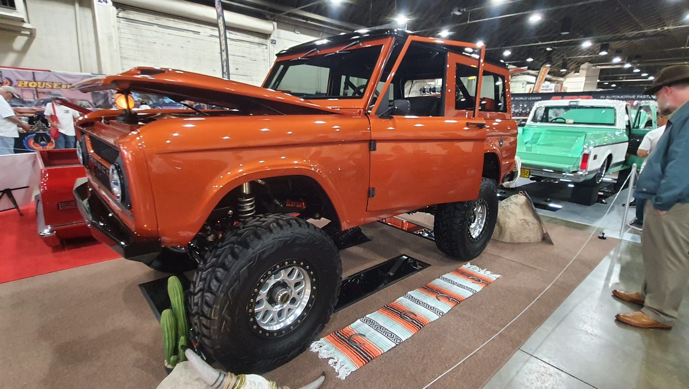 Pomarańczowy Ford Bronco pierwszej generacji w hali