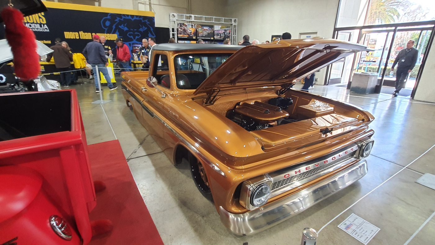 Miedziany Chevrolet C10 1965 z otwartą maską w hali