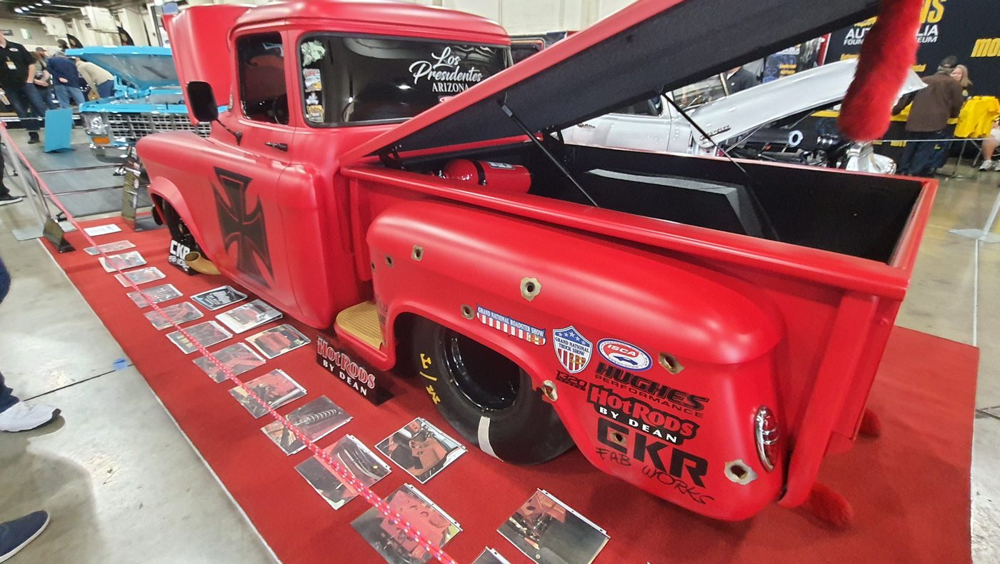 Matowo-czerwony Chevrolet Task Force shop truck w hali