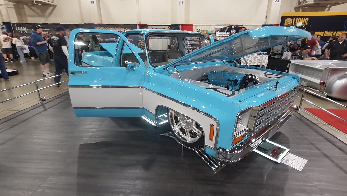 Błękitno-biały Chevrolet C10 square body z kompresorem