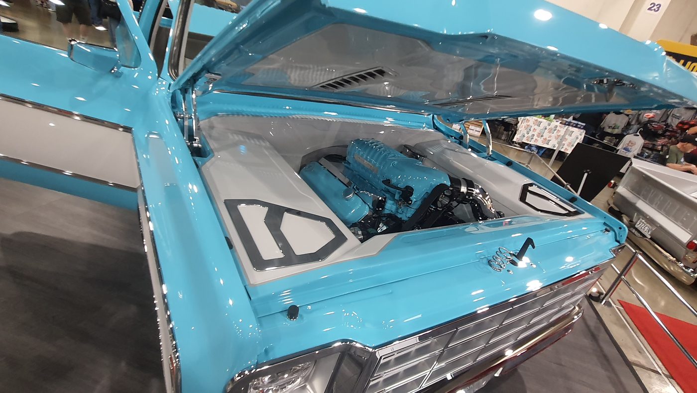 Błękitno-biały Chevrolet C10 square body z kompresorem – zdjęcie 2