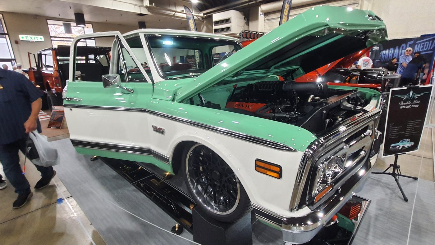 Miętowo-biały Chevrolet C10 1970 z otwartą maską